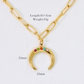 Detalle del colgante de medialuna bañado en oro 14K con circonitas de colores y cadena clip - Colgante De Luna Creciente De Circonita De Cinco Colores (XB2406007-10)