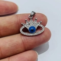Nahaufnahme eines silbernen Kronen-Anhängers mit blauem Auge und funkelnden Strasssteinen - Silber K8-Silberne Krone Böser Blick Anhänger