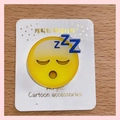 Schlafendes Emoji-Abzeichen aus Acryl mit Zzz-Symbol auf weißer Displaykarte - Schlafend / Patch-Muster