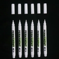 Set di sei pennarelli permanenti bianchi con punta tonda 1,0 mm su sfondo nero - Set da 6 pezzi / Bianco