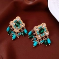 Dettaglio di orecchini vintage con cristalli verdi e nappine di perline blu marine - Oro-Verde-Blu (Ago d'argento)