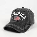 Détail du drapeau américain brodé et du texte America sur casquette en coton délavé - Réglable / Noir