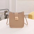 Mini borsa a tracolla kaki con motivo litchi e chiusura dorata su tavolo bianco - Cachi
