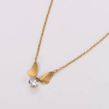 Collar de mariposa dorado con alas acanaladas y cristal blanco central en cadena O - Dorado