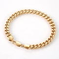 Detailed view of gold Cuban link bracelet featuring a polished finish and lobster clasp - Width 9.0mm * Length 19cm / Gold