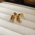 Makroaufnahme von C-förmigen Creolen in Gold mit rotbraunem Leoparden-Emaillemuster - C-Form Leopard Ohrringe / Gold (Ohrstecker aus 925er Sterlingsilber)