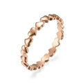 Anillo apilable de oro rosa con un diseño de patrón de corazón continuo - Talla 7 / Oro rosa