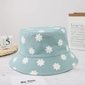Dettaglio del cappello a secchiello verde chiaro double-face con stampe a margherita bianca - M (56-58cm) / Verde