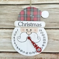 Dettaglio del calendario dell'Avvento in legno con numeri da 1 a 24 e puntatore rosso - Babbo Natale