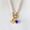 Élégant collier de perles avec pendentif initiale H plaqué or 14K et cristal bleu - Lettre H