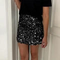 Eleganter schwarzer Minirock mit Pailletten für Damen mit glitzernden Details in Silber - S / Schwarz