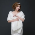 Eleganter weißer Brautstola aus Kunstpelz für Winterhochzeiten und Abendkleider - Lange Ausführung Schultertuch