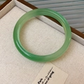 Bracciale rigido in agata verde chiaro traslucida su vassoio di lino naturale - Verde Chiaro (3#)