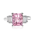 Luxuriöser rosa rechteckiger Zirkonia-Ring mit Seitensteinen auf weißem Hintergrund - Einstellbar Offen / Rosa Zirkonia