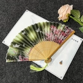Traditionele Chinese vouwwaaier met kersenbloesemprint en zijden kwastje - Vliegende Vlinders Groen - Houtkleurig Handvat