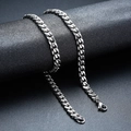 Collar de cadena cubana en acero plateado con cierre de mosquetón sobre soporte negro - 45cm / Cadena de Capas a Juego del Modelo 45cm Color Acero