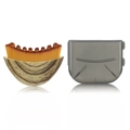 Brocha para base curva naranja con estuche protector ahumado y mango con textura de madera - Brocha para Base de Tamaño Pequeño + Caja para el Polvo