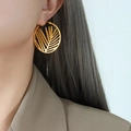 Aros dorados minimalistas con un diseño calado de hojas de palmera tropical para mujer - Dorado
