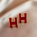 Orecchini a forma di H in smalto rosso e finitura dorata su sfondo di seta champagne - Orecchini a Bottone con Lettera H / Lettera H Rosso Oro (28# Perno in Argento)