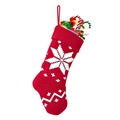 Detail einer roten Strick-Weihnachtssocke mit Schneeflockenmuster und Geschenkfüllung - Schneeflocken-Stil