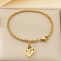 Détail d'un bracelet doré avec pendentif cœur gravé MOM et cristaux sur support cuir - Coeur Strass Lettre MOM (KB203663-Z)