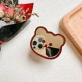Nahaufnahme eines tragbaren bärenförmigen Spiegels mit braunem Rahmen und Standfunktion - Braun