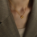 Elegante gouden halsketting met een gepolijste bloem hanger met vier bloemblaadjes - Ketting - Goud