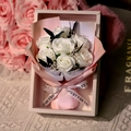 Mazzo di fiori di sapone bianchi in una scatola rosa con nastro Just For You decorato - 7 Rose Bianco Latte (3076-5)
