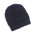 Detalle del gorro de punto azul oscuro con patrón de trenzas y doblez de canalé - Azul marino