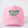 Détail d'une casquette trucker rose avec broderie The Pickleball Club et maille filetée - Taille unique / Tout Rose