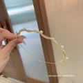 Eleganter goldener Wellen Stirnband mit weißen Perlen im minimalistischen koreanischen Stil - Gold Wellen Perle Haarband (G3065)