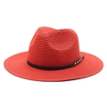 Détail du chapeau de paille rouge avec bande en cuir noir et rivets dorés - M (56-58cm) / Rouge
