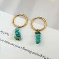 Orecchini a cerchio dorati con pietre turchesi pendenti in stile boho naturale - Turchese Verde