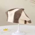 Detalle de boina de punto para bebé con rayas marrones y beige y borde acanalado - 8 meses-2 años / Caqui