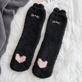 Schwarze Korallenfleece-Socken mit Katzenohren-Stickerei und rosa Herzmuster im Liegendbild - Einheitsgröße / Schwarz