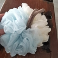Grande spugna da bagno bicolore blu e bianca con comoda corda per appenderla - 50 g / Blu+Beige