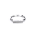 Minimalistischer Ring aus silbernem Edelstahl mit flacher rechteckiger Oberseite auf Weiß - US 5 / Silber