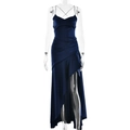 Dettaglio dell'abito da sera in raso blu navy con elegante arricciatura e spacco laterale - M / Blu navy