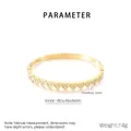Dettaglio del bracciale in acciaio inossidabile a maglie d'oro con i parametri interni - Stile a Cuore Continuo (KB210536-KSZ)
