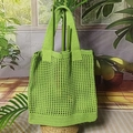 Borsa tote in maglia verde erba con design a rete appesa a un supporto di bambù - Verde