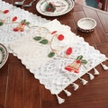 Kerst tafelloper van kant met geborduurde kerstbelletjes en witte franje aan de rand - 30*360cm / Klokborduurwerk