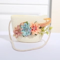 Kleine handgewebte Stroh-Umhängetasche mit bunten Blumenakzenten für den Sommerlook - Weiß mit Blau-Orange Bouquet