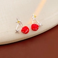 Dettaglio macro di orecchini a stella ciliegia con scritta Lucky e pietre di zircone giallo - Perno per orecchini in argento sterling 925 - Argento - Rosso (Lucky)