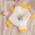 Maglioncino peluche per animali bianco con maniche viola, bordi gialli e ricamo puppy - Taglia S / Maglione a Quattro Zampe per Cucciolo Giallo