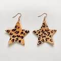 Détail macro de boucles d'oreilles en forme d'étoile avec imprimé léopard et crochets - Style Forme Étoile Imprimé Léopard (14)