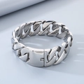 Detail van een brede zilveren chunky Cubaanse ketting met hooggepolijste metalen glans - 41cm / Glad Staalkleur