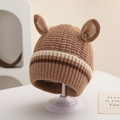 Detail der Baby-Strickmütze mit süßen Ohren und weicher Waffelstruktur für Winter - 1-4 Jahre / Kaffeebraun