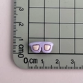 Mini occhiali da sole in resina viola per nail art e fai da te su tappetino di misurazione - Occhiali viola