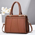Détail du sac marron en cuir grainé avec gaufrage en V et ferrures dorées élégantes - Jaune Terre