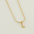 Collana a catena serpente dorata con un ciondolo a lettera L tempestato di cristalli - Lettera L / Oro